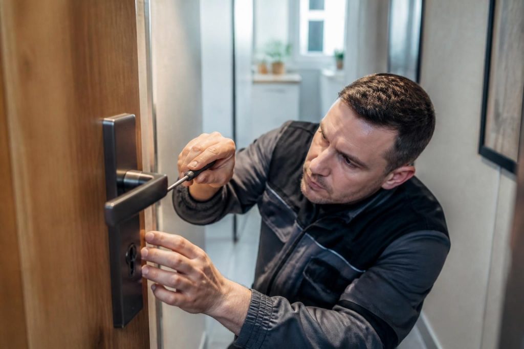 découvrez les avantages d'une intervention serrurerie toutes marques réalisée par des experts : rapidité, sécurité et efficacité garanties pour tous vos besoins en serrurerie.